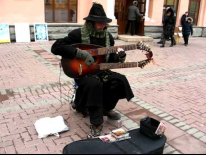 Уличный музыкант на Арбате (садора, играет Садов). тот инструмент называется Садора, автор этого инструмента как раз и играет на видеоролике...